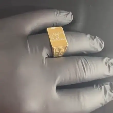 Vídeo: anel de ouro de brasão gravado, no dedo