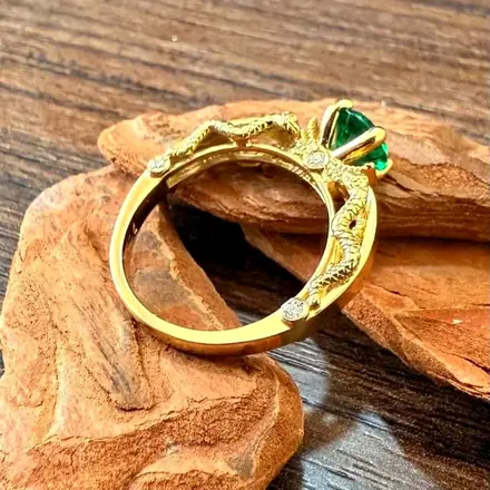 Anel de ouro com esmeralda