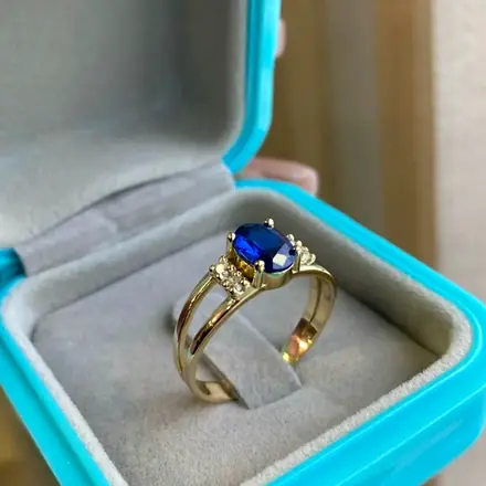 Anel de ouro com safira azul