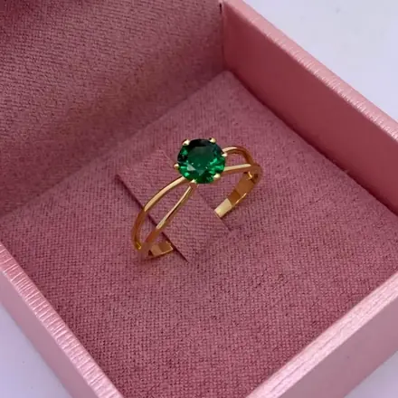 Solitário de ouro com pedra verde na caixa