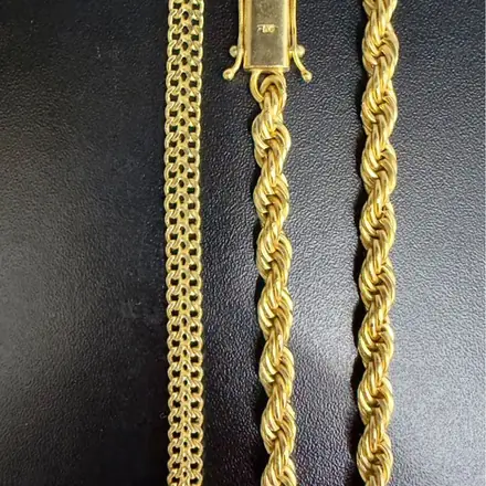 Correntes de ouro de malhas diferentes, com fecho caixa