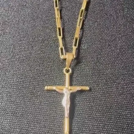 Vídeo: corrente de ouro com crucifixo