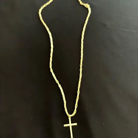 Corrente de ouro com pingente de cruz