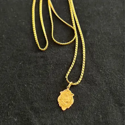 Corrente de ouro com medalha
