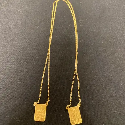 Escapulário de ouro com placas