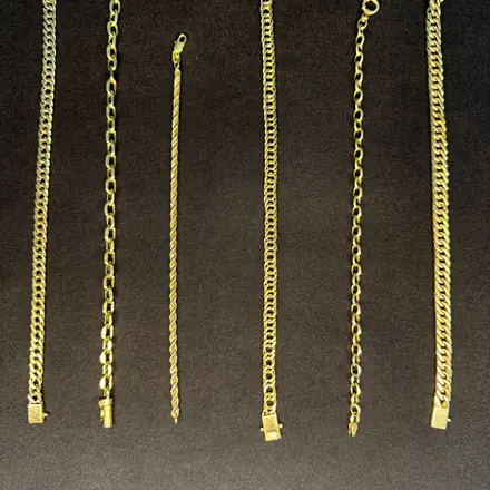 Seis pulseiras de ouro 18k com malhas diferentes, lado a lado