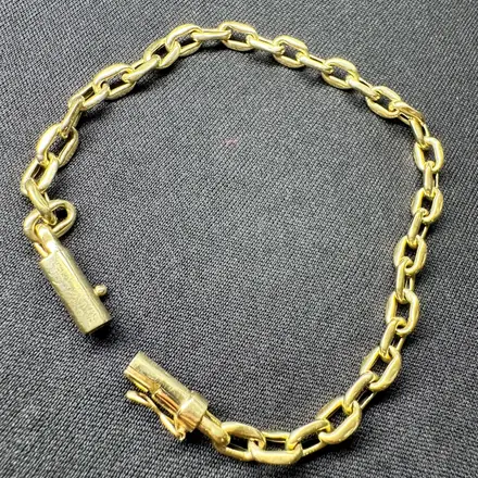 Pulseira de ouro com elos grossos e fecho caixa