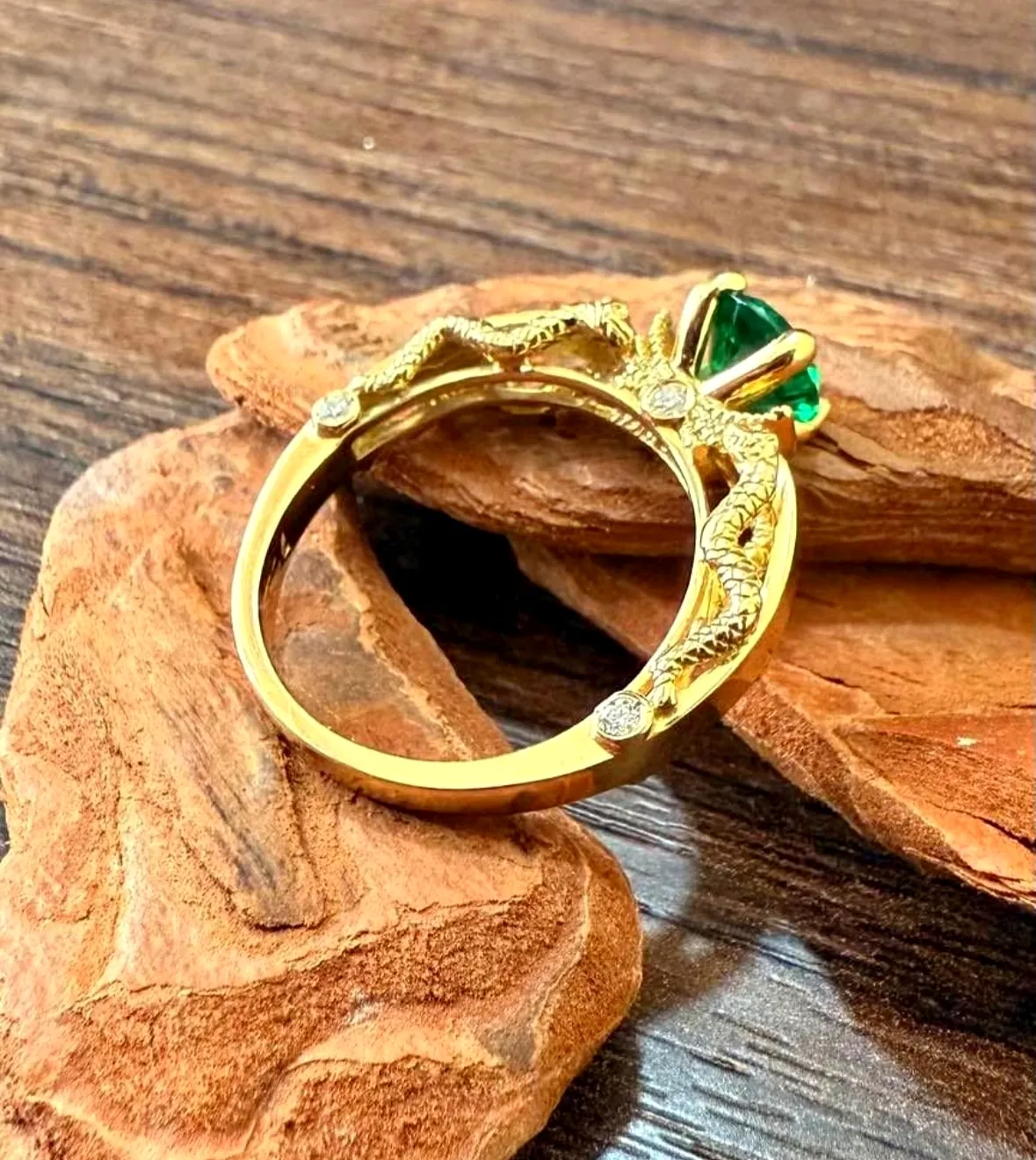 Anel de ouro com esmeralda e detalhes trabalhados à mão