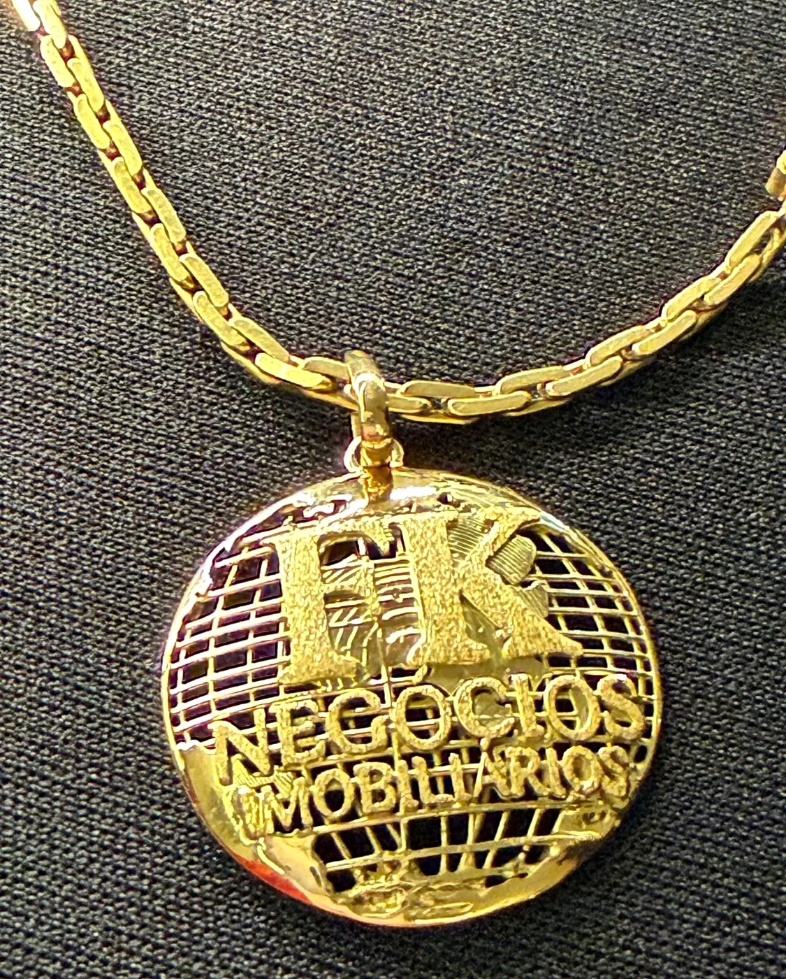 Pingente redondo personalizado em ouro com logotipo vazado